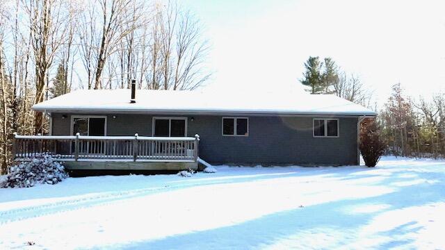 single story home featuring a wooden deck