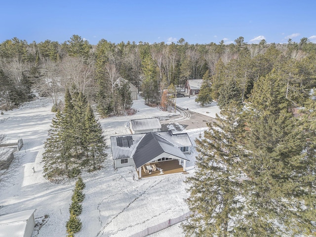 birds eye view of property featuring a forest view