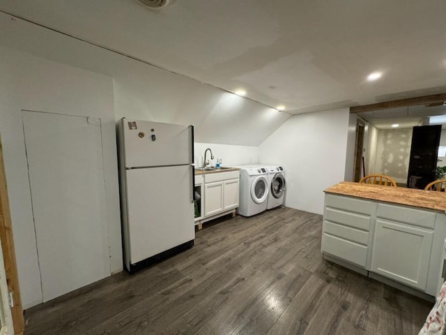 clothes washing area featuring a sink, dark wood-style floors, and washer and dryer