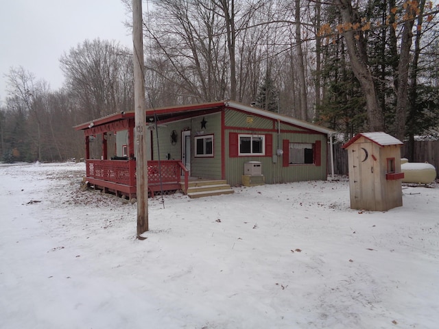 view of front of house with an outdoor structure and a shed