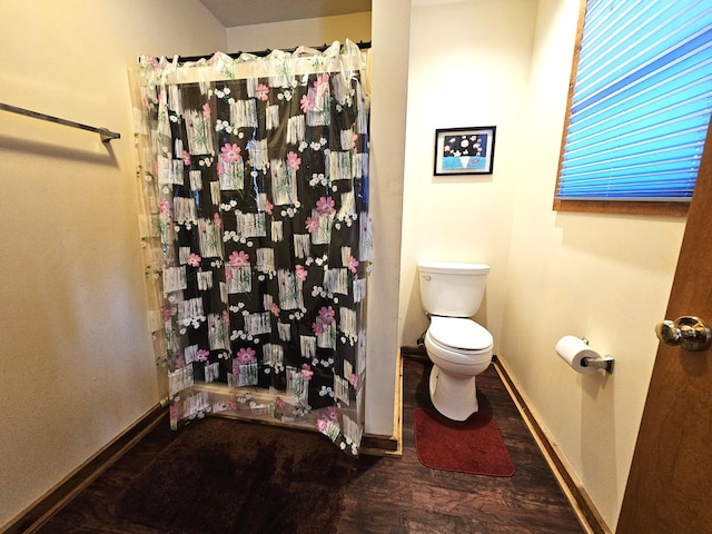 full bathroom with a shower with curtain, toilet, wood finished floors, and baseboards