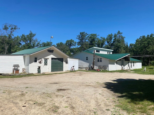 view of front of property featuring an outbuilding and dirt driveway