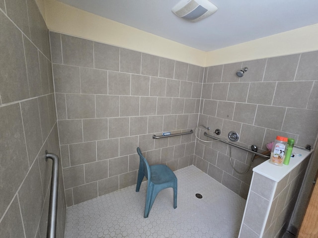 full bath with tiled shower