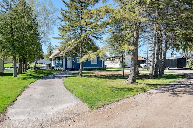 view of front of property featuring a front yard and aphalt driveway