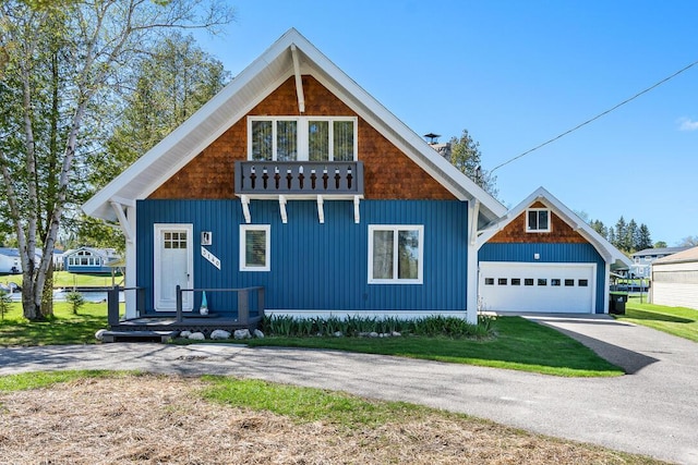view of front of house with driveway, a front yard, and a garage