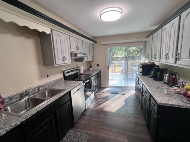 kitchen featuring dark wood-type flooring, a sink, under cabinet range hood, stainless steel electric stove, and dishwasher