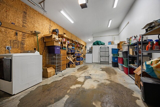 garage with washer / clothes dryer