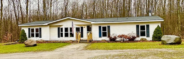 view of front facade with a front lawn