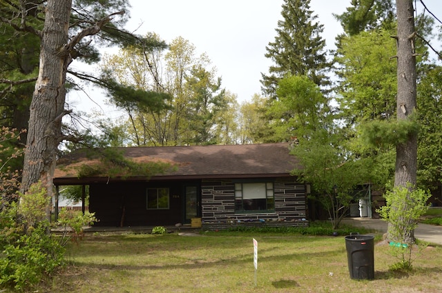 704 10th St, Mio, MI 48647 - ranch-style house with a front lawn