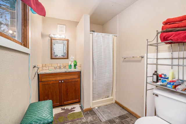 full bathroom with vanity, a shower with shower curtain, toilet, and baseboards