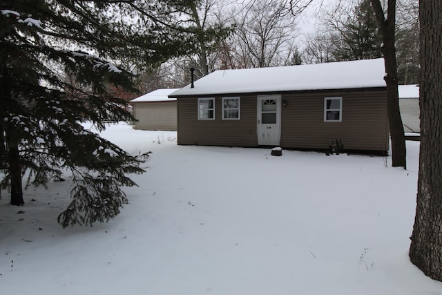 view of front of house featuring an outdoor structure