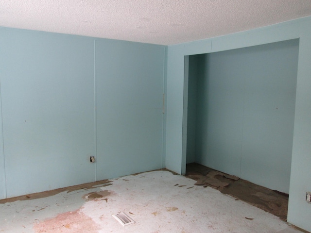 empty room featuring a textured ceiling