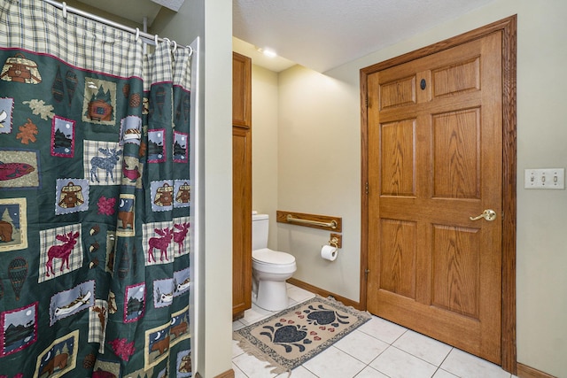 full bathroom featuring tile patterned floors, curtained shower, baseboards, and toilet