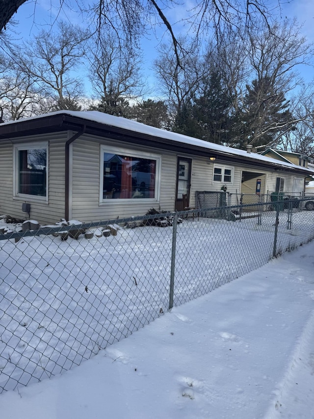 view of front of home with a fenced front yard