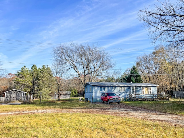 view of yard featuring dirt driveway