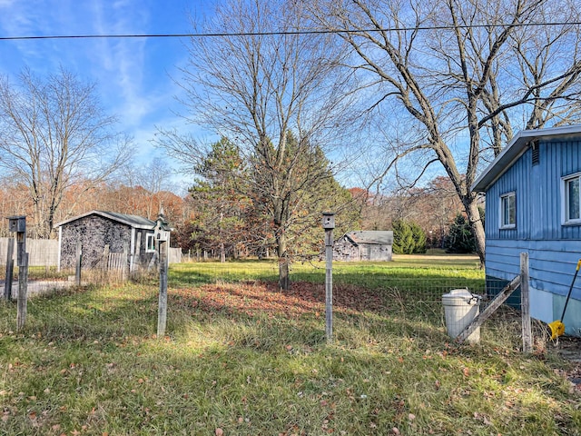 view of yard featuring an outdoor structure and a shed