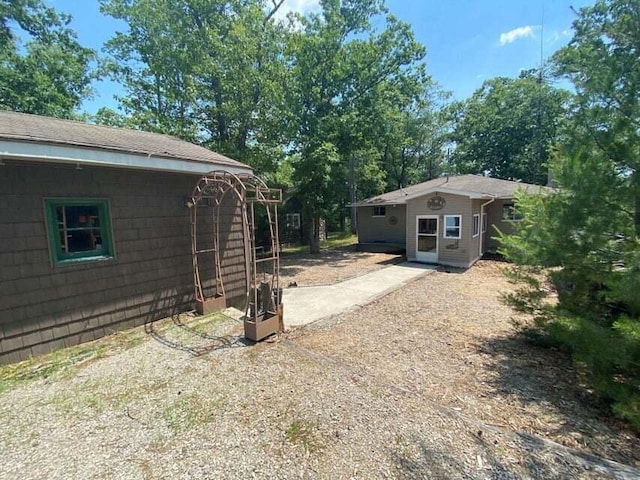 view of yard featuring driveway