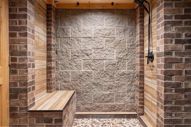 bathroom featuring a tile shower