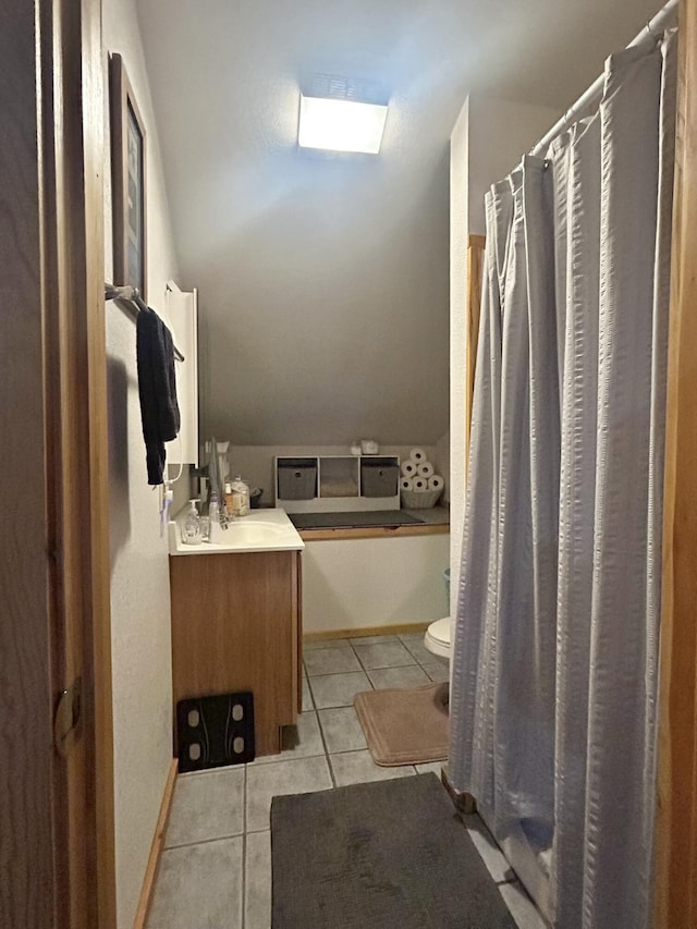 full bathroom featuring tile patterned flooring, baseboards, toilet, a shower with curtain, and vanity