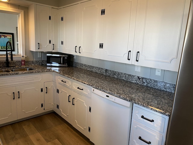 kitchen featuring a sink, stainless steel appliances, dark wood-style flooring, and white cabinetry