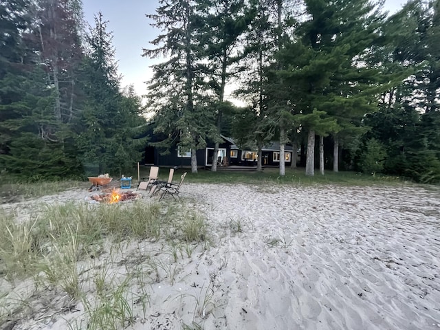 view of yard featuring an outdoor fire pit