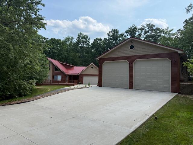 100 Innsbruck Ave, Roscommon, MI 48653 - view of front of house featuring a garage