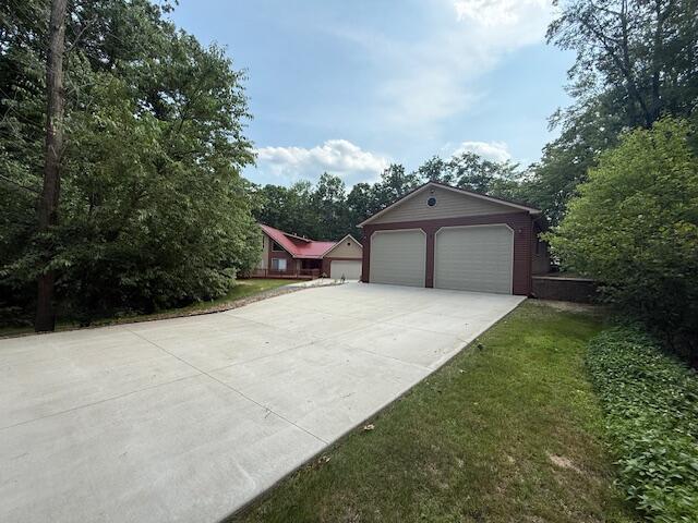 100 Innsbruck Ave, Roscommon, MI 48653 - view of front facade featuring concrete driveway
