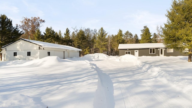 view of front of home featuring a detached garage