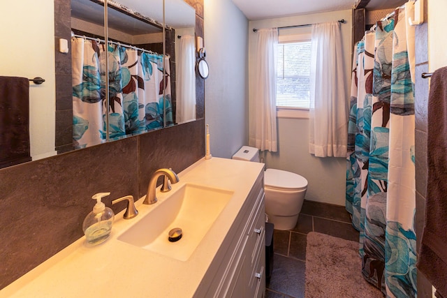 208 Stuckey Ave, Roscommon, MI 48653 - full bathroom featuring a shower with curtain, tile patterned floors, vanity, and toilet
