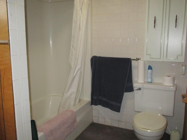 6876 Old Alba Rd, Gaylord, MI 49735 - bathroom featuring shower / bath combo with shower curtain, decorative backsplash, toilet, and tile walls