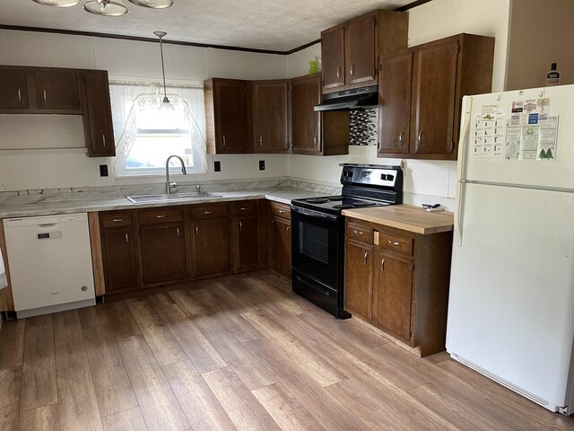 605 Englewood Dr, Roscommon, MI 48653 - kitchen with white appliances, a sink, under cabinet range hood, light countertops, and light wood-style flooring