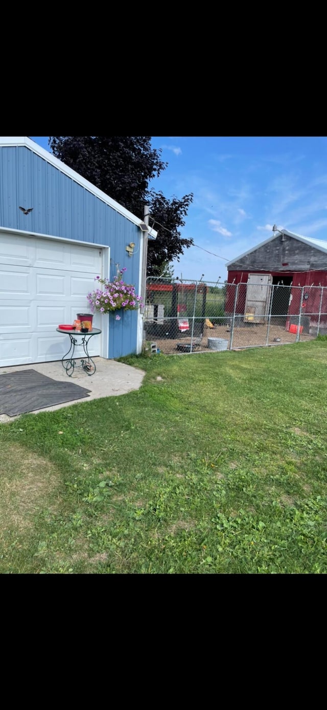 view of yard featuring an outbuilding and fence