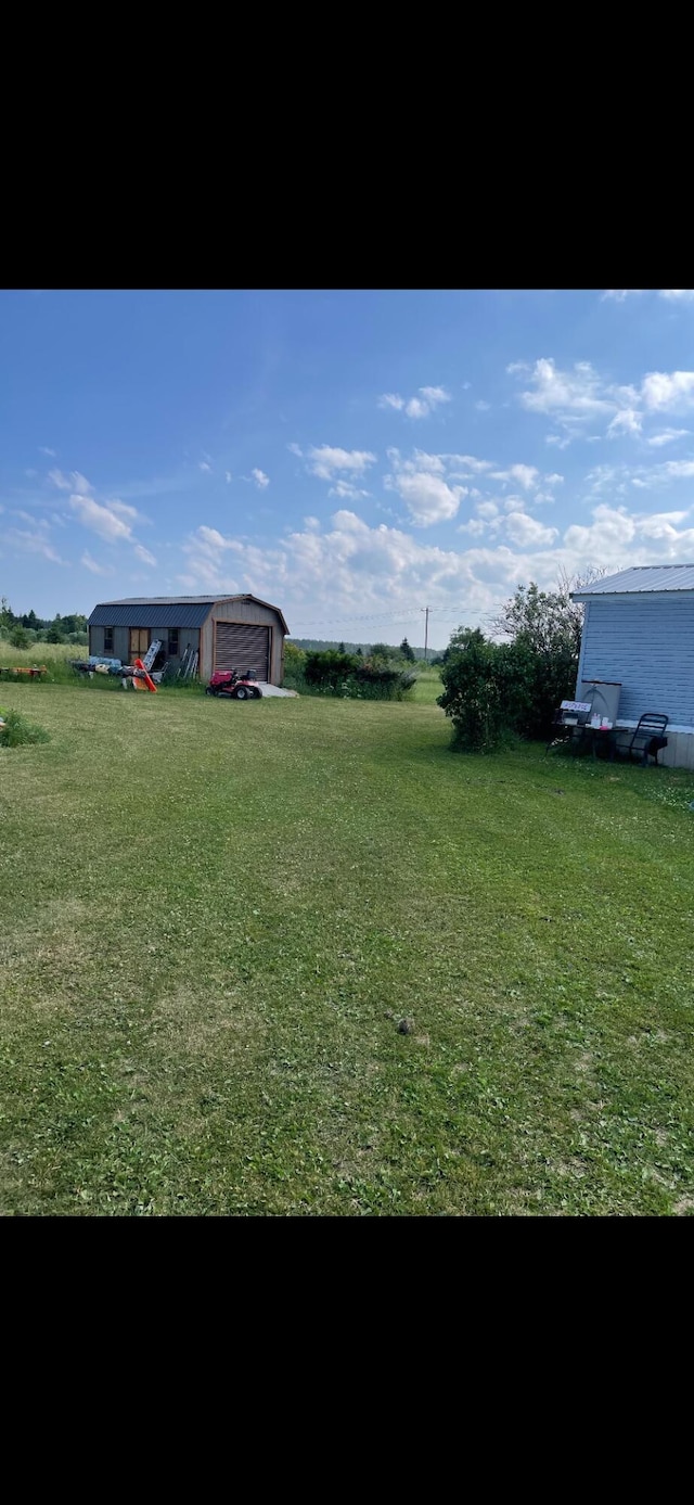 view of yard featuring an outbuilding