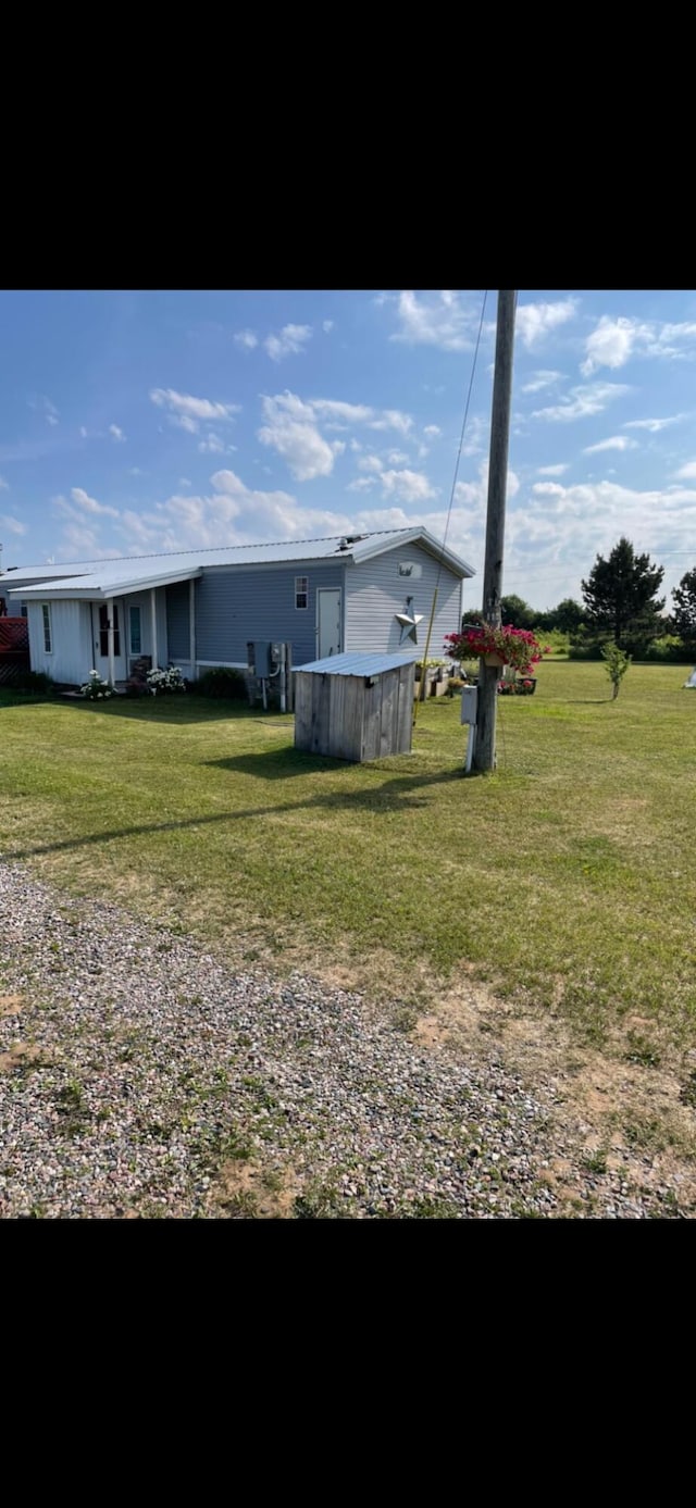 exterior space featuring a front yard