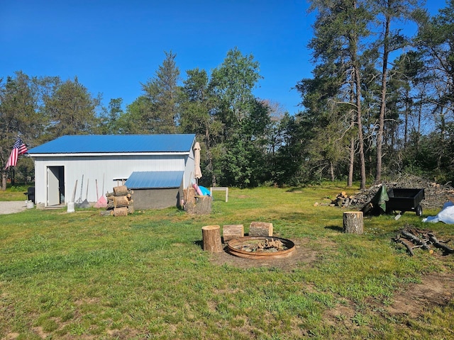 view of yard featuring an outdoor structure