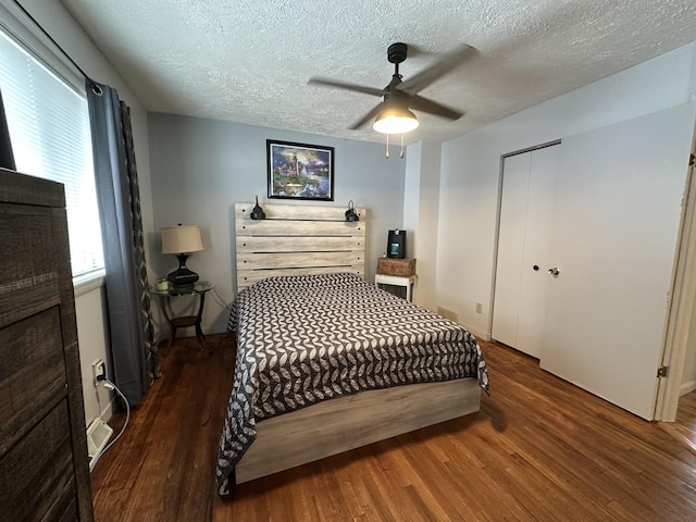 bedroom featuring a ceiling fan, wood finished floors, and a textured ceiling