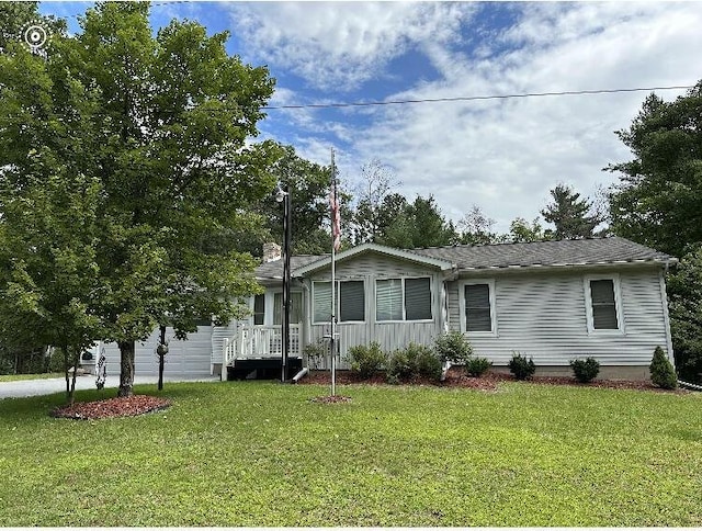 view of front of property featuring driveway and a front yard