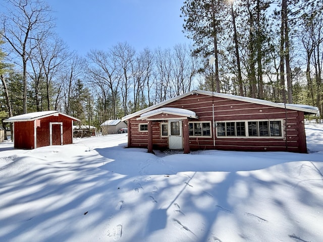 view of front of property with an outdoor structure