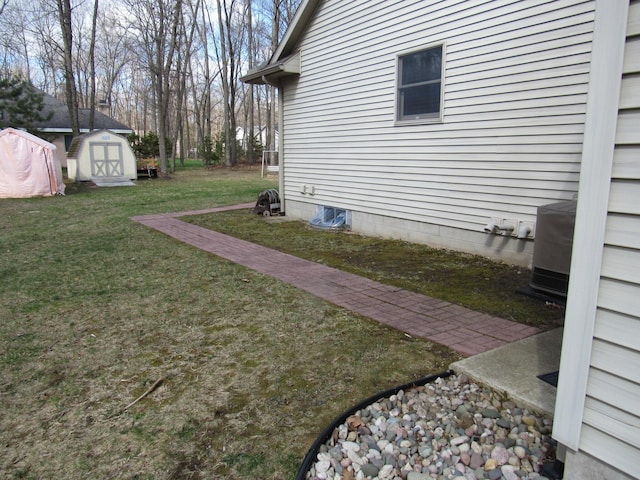 view of yard featuring a storage shed and an outdoor structure