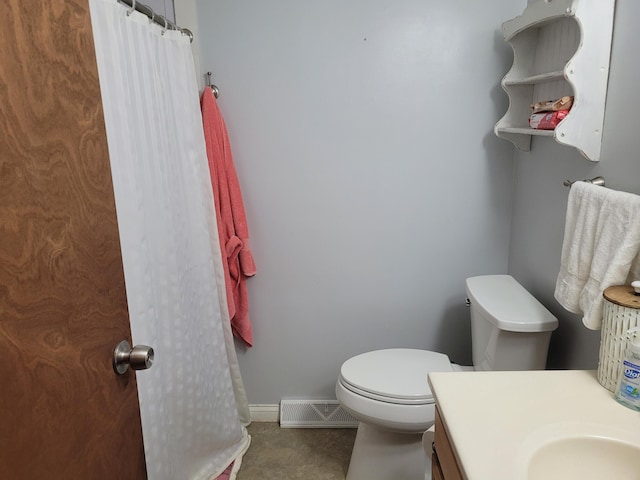 full bathroom featuring vanity, a shower with curtain, baseboards, visible vents, and toilet