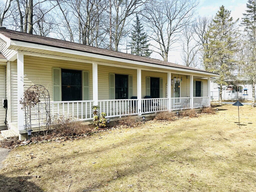 view of front of property with a porch
