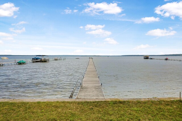 8530 W Higgins Lake Dr, Roscommon, MI 48653