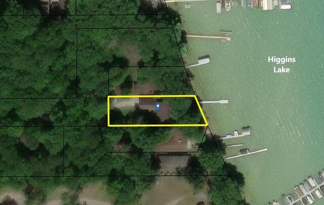 1384 W Higgins Lake Dr, Roscommon, MI 48653 - aerial overview of property's location featuring property parcel outlined