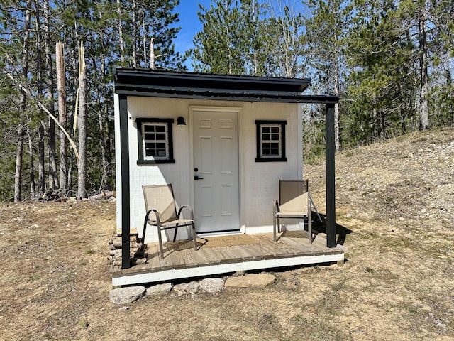 view of outdoor structure with an outbuilding