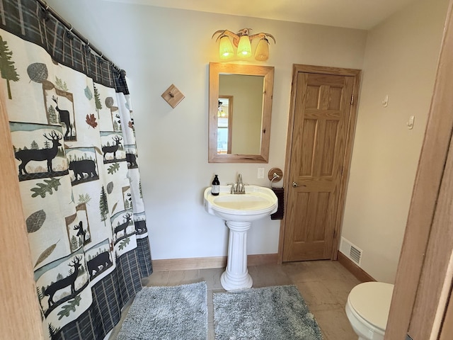 full bathroom featuring visible vents, baseboards, tile patterned flooring, and toilet