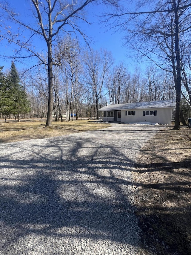 view of front of property featuring driveway