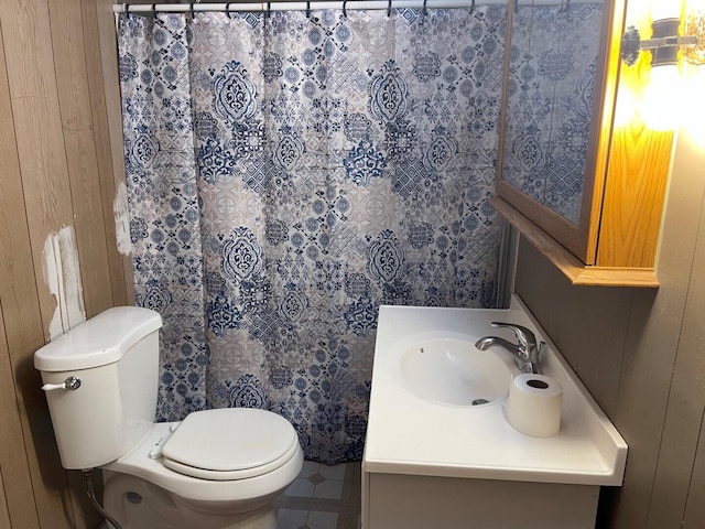 full bath with toilet, vanity, and a shower with shower curtain