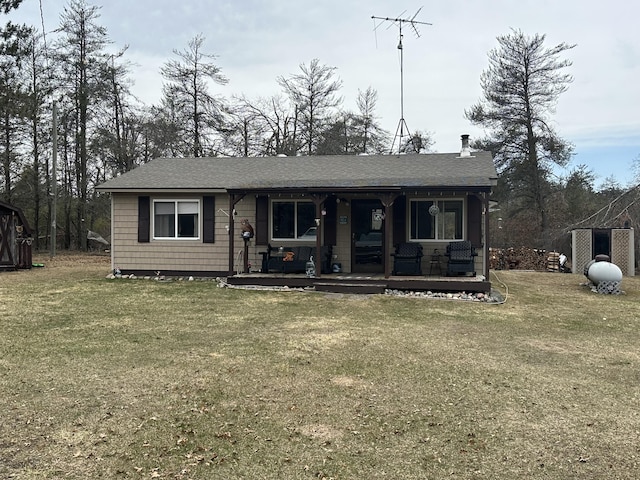 view of front facade featuring a porch and a front lawn