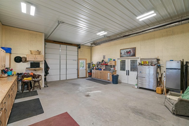 garage featuring freestanding refrigerator