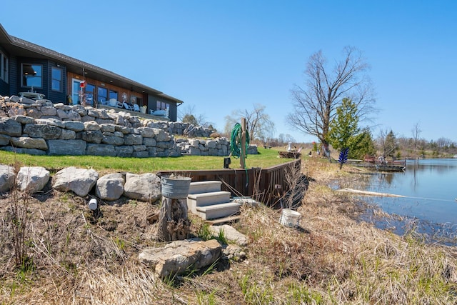 view of yard featuring a water view